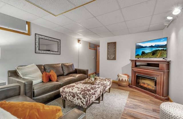 EVL Hideaway:game room,hot tub,steps 2 town&trails