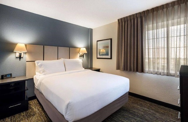 Excellent Choice! Spacious Unit with Full Kitchen, Pet-friendly Property