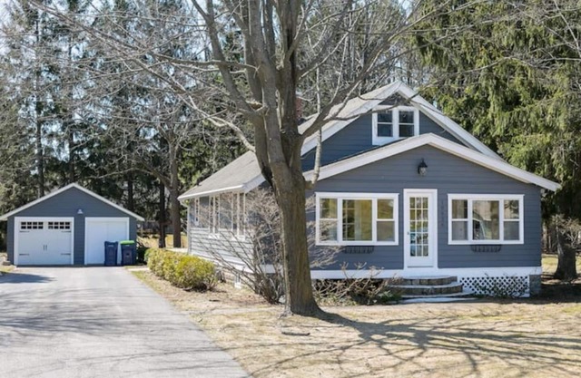 Excellent locale 3BR 2BA bungalow. Near dwtn Traverse City, Wineries, and Water.