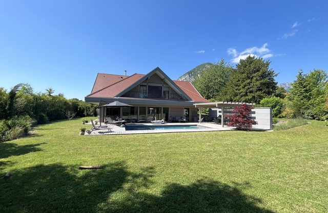 Exceptional luxury villa with heated pool, 200 m from the lake.