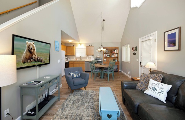 Exceptional 3-bedroom house walking to beach & Glen Arbor, with AC & WIFI