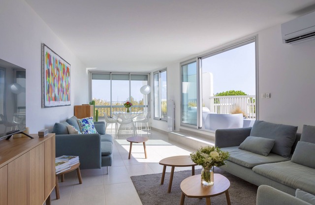 EXCEPTIONAL - Elegant 100m2 +60m2 terrace 3 bedrooms 2 bathrooms, 200 meters from the beach
