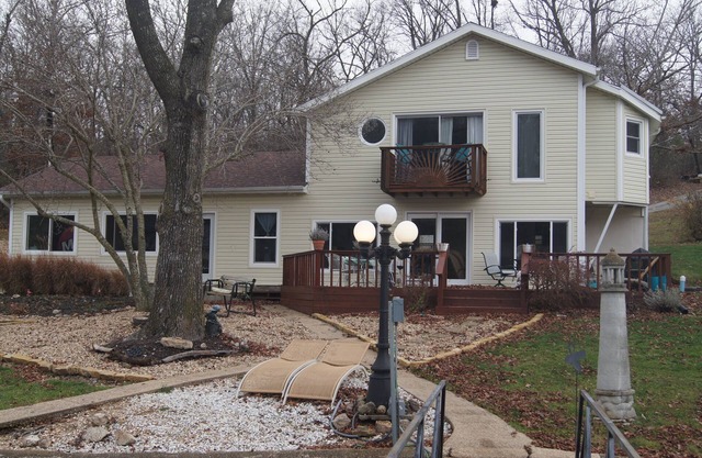 Exceptional family escape - Lakefront on a flat lot in a spring fed no wake cove