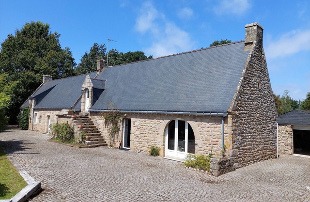 Exceptional longère in landscaped garden, with swimming pool and jacuzzi