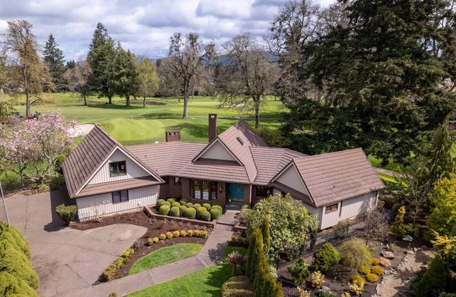 Exceptional Mid-Century Home on Golf Course, Pet Friendly, New Décor & Furnishing, 3 Miles to Autzen