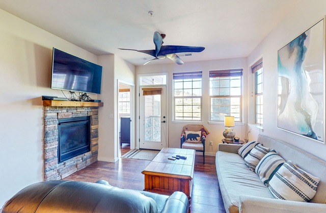 Exceptional Mountain Condo with Community Pool and Hot Tub - Dogs OK