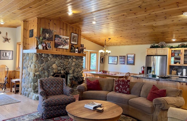 Exceptional N.Lake Tahoe Retreat/Charney Chalet: Dog Friendly, HotTub, Fast WiFi