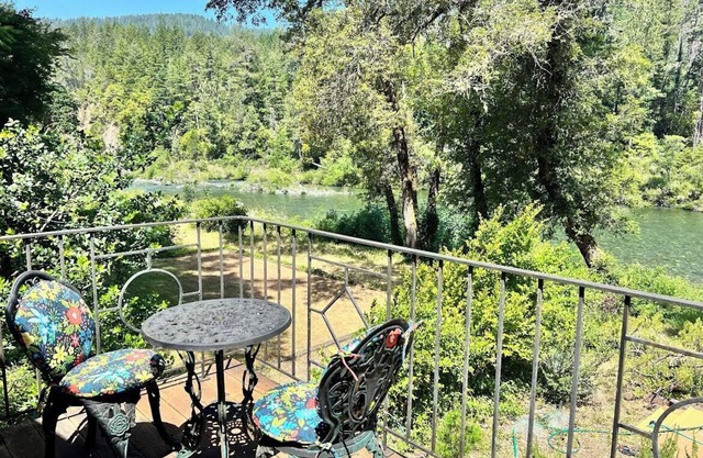 Exceptional ViewnnnnnnnnStudio apartment with beautiful, spectacular river view.