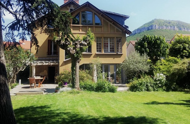 Exceptional villa from 1930, in the heart of the town of Millau, near the river/beach.