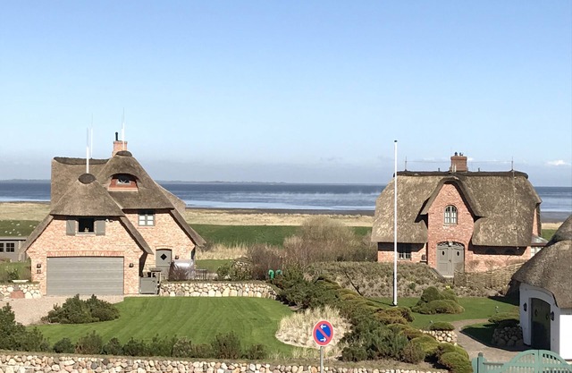 Excl. 4 * - apartment in pffl. Thatched roof house & you. Watt view & 2 terraces
