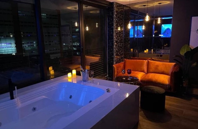 Exclusive 2 BR Loft + Jacuzzi & Great Amenities