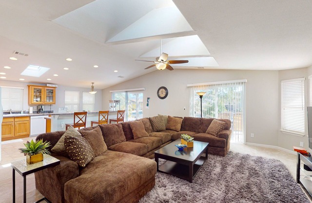 Exclusive getaway with pool, hot tub, W/D, & clubhouse with pool table & gym