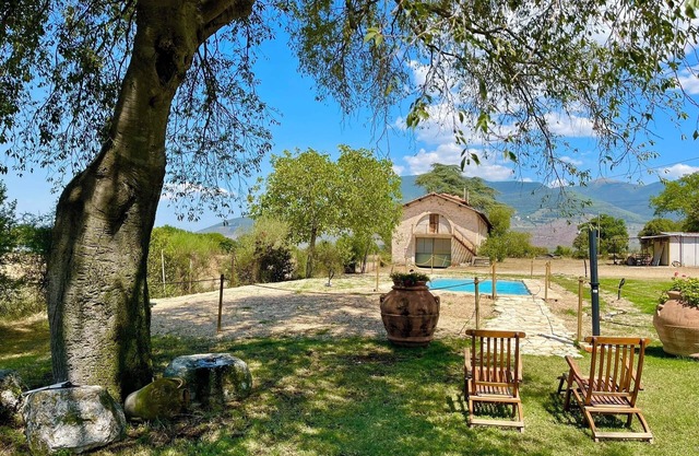 EXCLUSIVE POOL-OPEN ALL YEAR/SPOLETO BIOFARM-SLPS 8/WALK TO SHOPS-BAR ETC