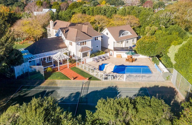 Exclusive use of Luxury Villa on Kapiti Coast (Self Catering / Self Servicing)