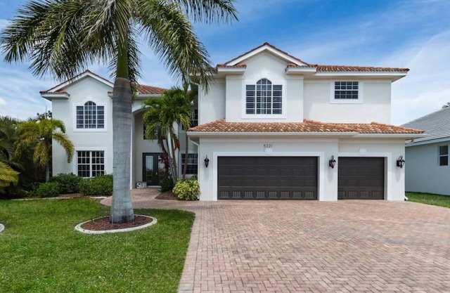 Exclusive villa 5,200 SF,7BR,pool/central loc./5min. Beach/boat 3 min Gulf