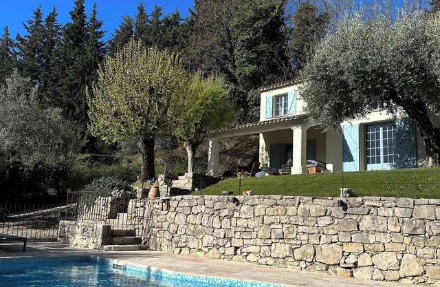 Exclusive villa, Pool, large garden, quiet, 5 minutes from the village square