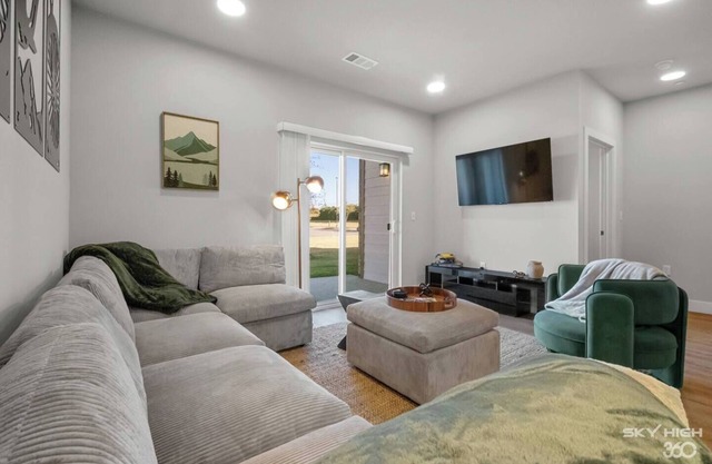 Executive 2BR/2BA Stay – Nurses, Professionals & Families- Work-Ready, Central, Parking Included