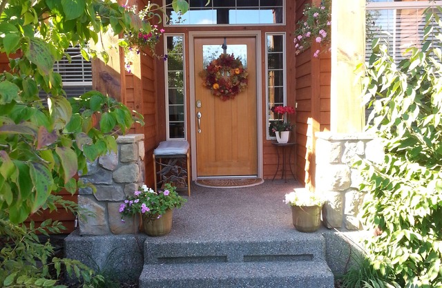 Executive Home in Hayden Lake Country Club EstatesnDiscounts for 7+ & 28+ nights