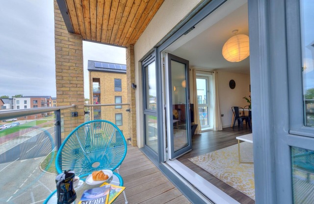 Executive Oakgrove Apartment by Pay As U Stay