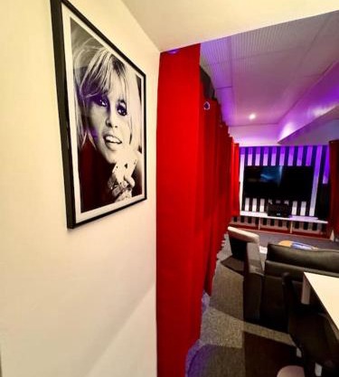 Expérience cinéma immersif dans appartement rénové près de Montmartre