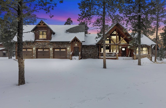 Expansive 7 bedroom, 3 car garage, 2 hot tubs, paved roads, wifi & pool access