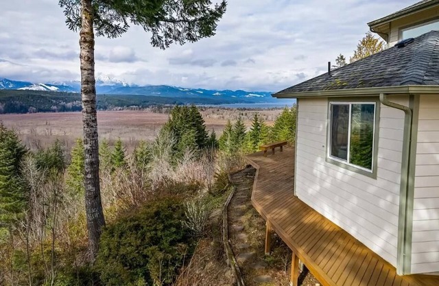 Experience Comfort in This Spacious 5Bedroom Oasis with Stunning Mountain Views!