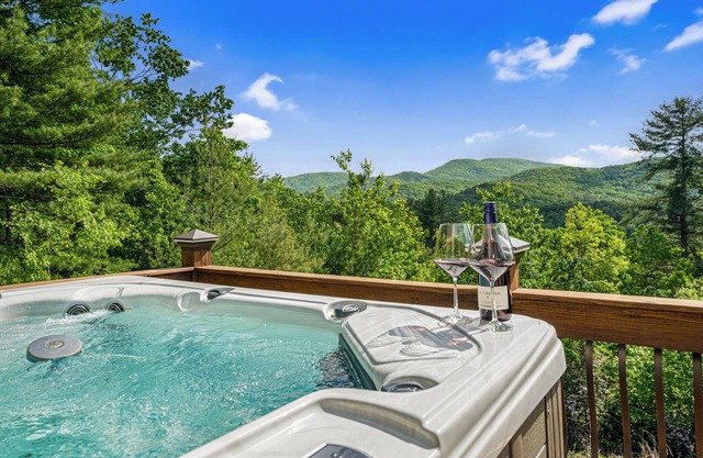 Experience Green Peaks Retreat, Epic Mtn Views, Sauna, Hot-Tub, Fire-Pit, Games