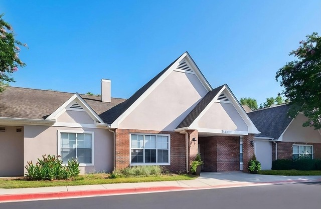 Experience Kennesaw's Charm! 2 Relaxing 2BR Suites with Breakfast, Pet-friendly!