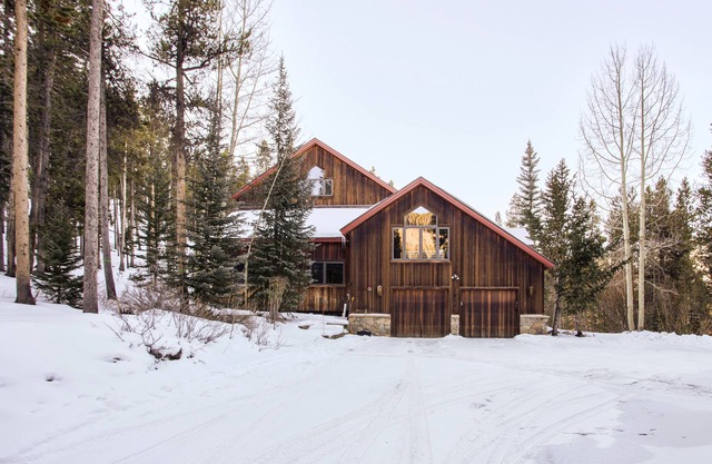 Experience luxury at Stormbunker Paradise, a spacious 4-bedroom house with stunning wooded views!