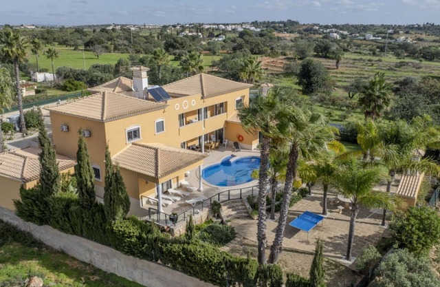 Experience relaxation and beauty in a stunning Algarve villa.