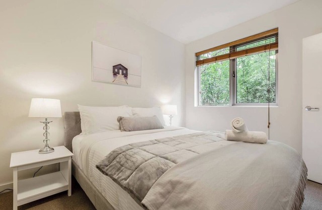 Experience the St Kilda Vibe from a Cosy Retreat