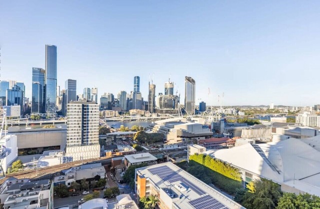 Explore BNE from our Cute 1-Bed Apartment