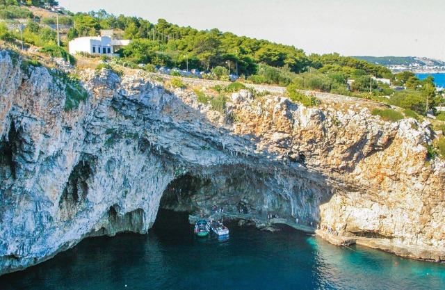 Explore the southwest coast of Puglia from this beautiful vacation apartment.