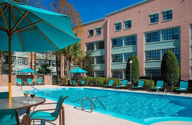 Explore Wonderful New Orleans! Pet-Friendly With Outdoor Pool, Free Breakfast!