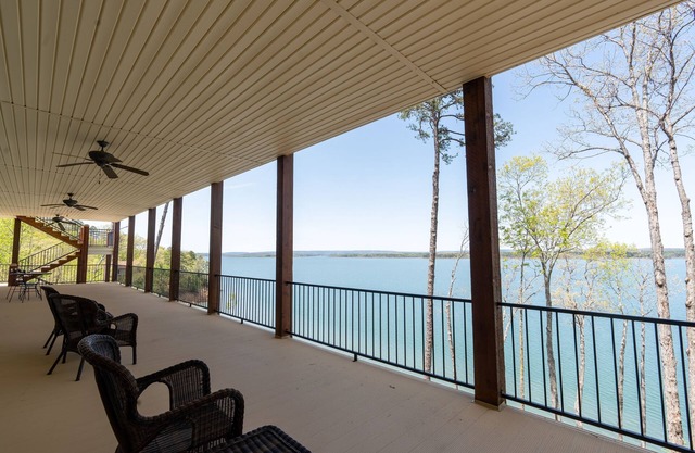 Exquisite Greers Ferry Lakefront Home! 5 Bedroom 5.5 Bathroom Sleeps 17!