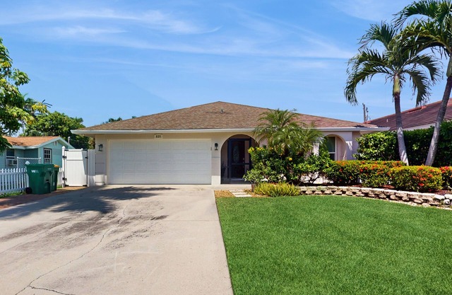 Exquisite home with private pool, washer & dryer, and bikes