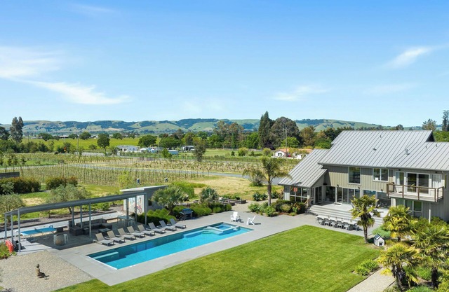 Exquisite Vineyard Estate + Pool. 5 Star Resort Setting