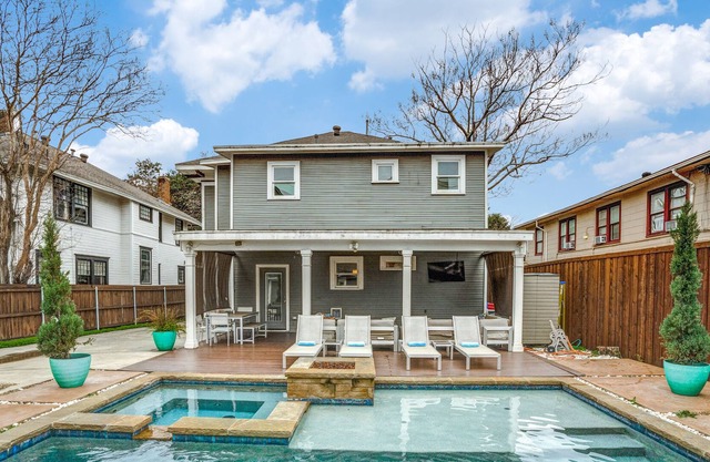 Exquisite VIP Dallas Retreat: Walk to Restaurants