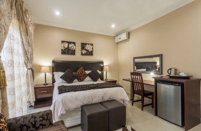 Ezulwini Guest House - Relaxing Queen Room with Balcony in Balito, South Afirca
