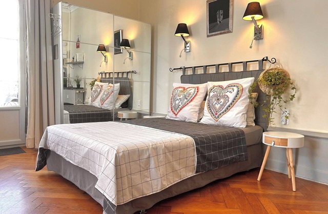 F1 32 m2 refurbished hyper center, secure parking, WiFi