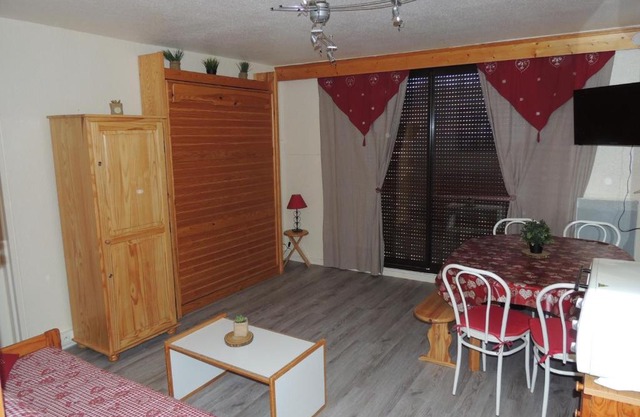 F2 Le Corbier aux pieds des pistes, commerces et esf