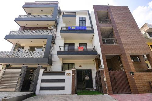 FabHotel Corporate Stayz - Near Medanta Hospoital