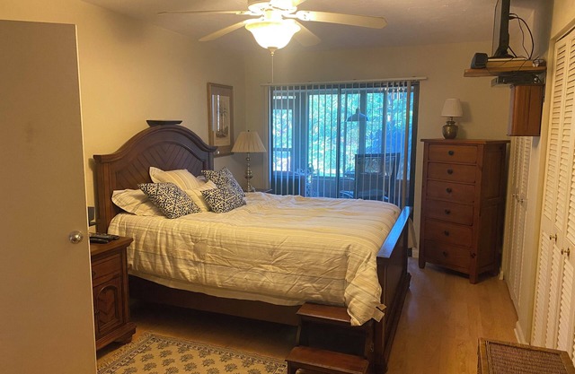 Fabulous 2-bed 2-bath main floor condo in Wildwood Springs