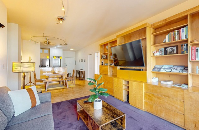 Fabulous 2 Bedroom Penthouse with Pool & Parking!