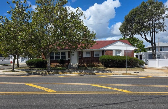 Fabulous 5-bedroom house one block from beach in Wildwood Crest-