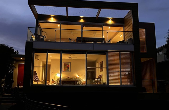 FABULOUS BEACH HOUSE. SO CLOSE TO BEACHES full Foxtel Netflix smart tvs