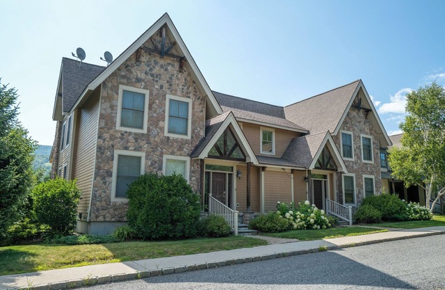 Fabulous, Beautifully Appointed Luxury 5 Bedroom Ski-Home Steps from Mount Snow