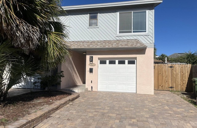 Fabulous Jax Beach townhouse. 2 king bed/full bath suites. 2 blocks to ocean.
