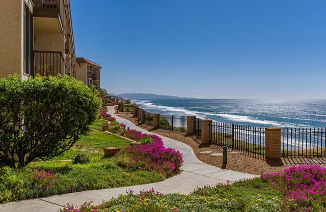 Fabulous Ocean View Condo,Monthly Specials!