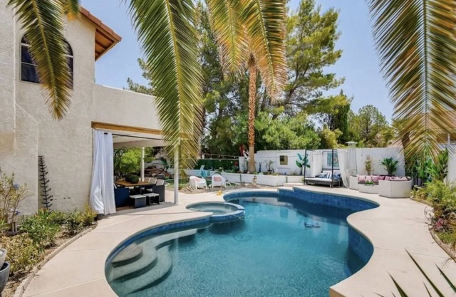Fabulous villa 10min away from strip Heated pool